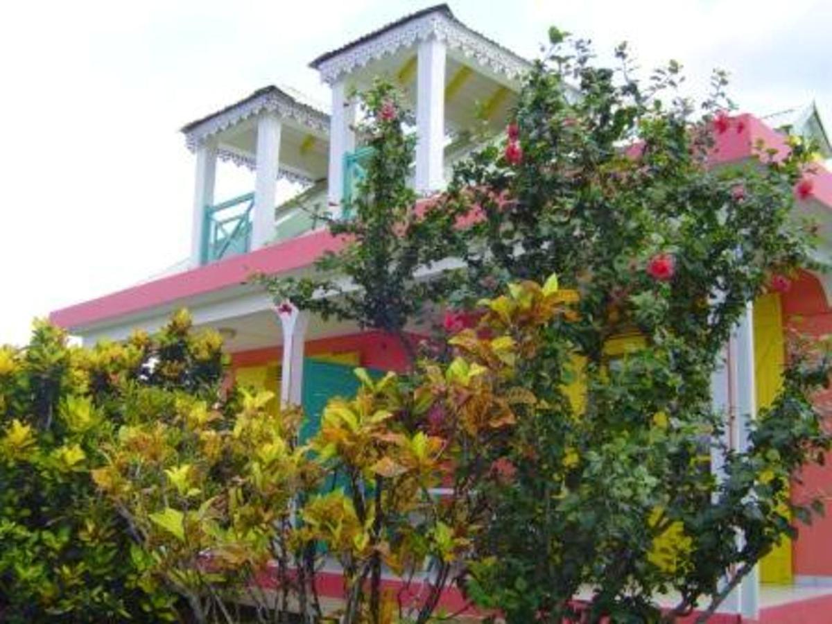 Maison D'une Avec Vue Sur La Piscine Partagee Et Jardin Clos A Rose *